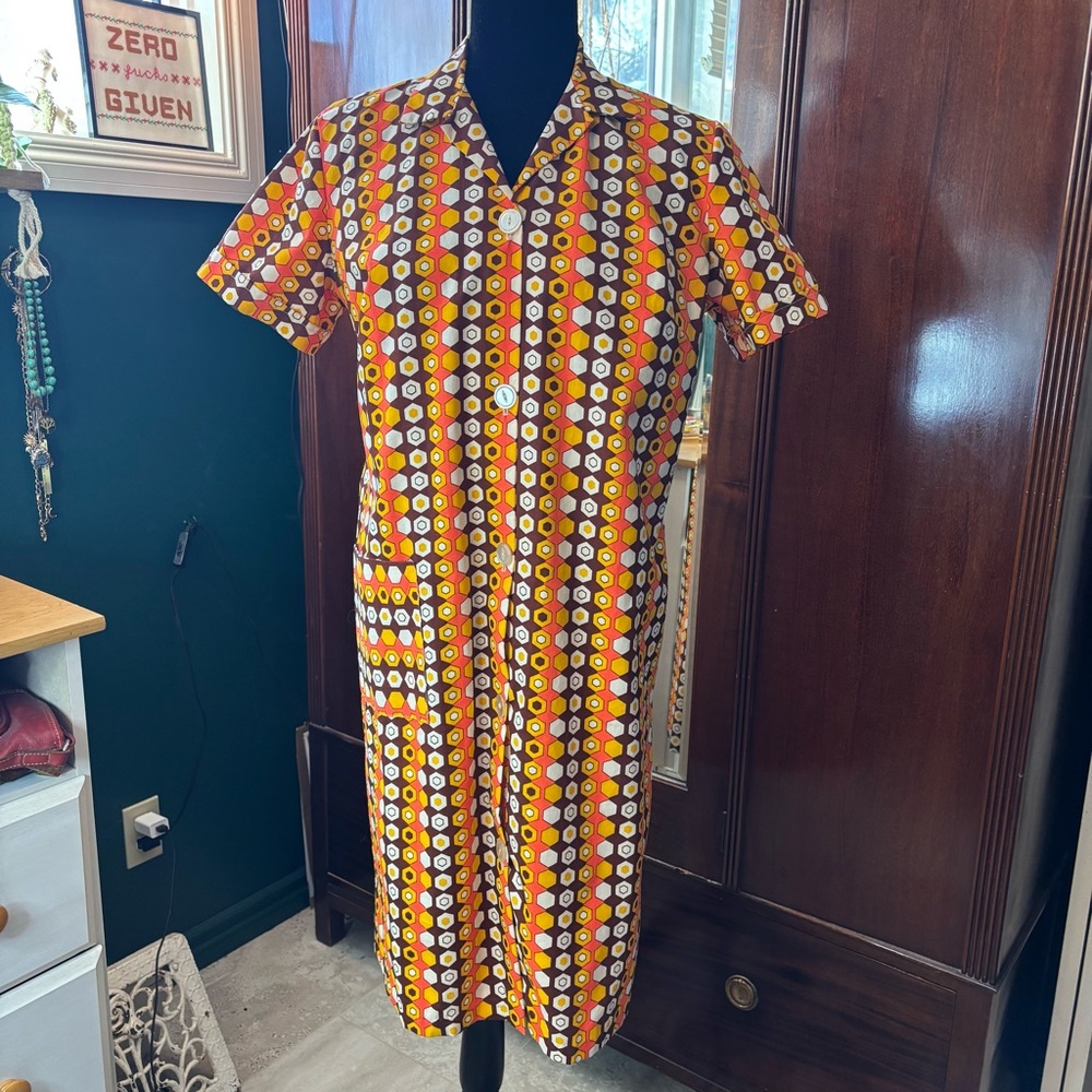 Vintage-Inspired Short-Sleeve Geometric Button-Front Dress in Brown & Yellow
